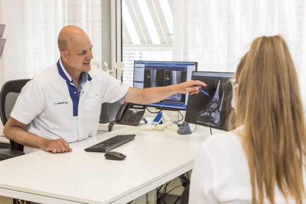 Arts van het Máxima MC in gesprek met een collega over radiologisch beeld