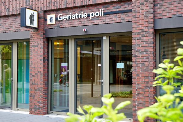 Kwetsbare oudere patiënten die in een crisissituatie dreigen te komen, kunnen vanaf nu terecht bij de Subacute Zorgstraat in het Maasstad Ziekenhuis. Deze samenwerking tussen Aafje, PIT 010 en de Geriatrie poli van het Maasstad Ziekenhuis heeft als doel kwetsbare ouderen langer in de thuissituatie te laten wonen. Door deze samenwerking kan een bezoek aan de Spoedeisende Hulp en opname in het ziekenhuis of het verpleeghuis zo lang mogelijk worden uitgesteld.