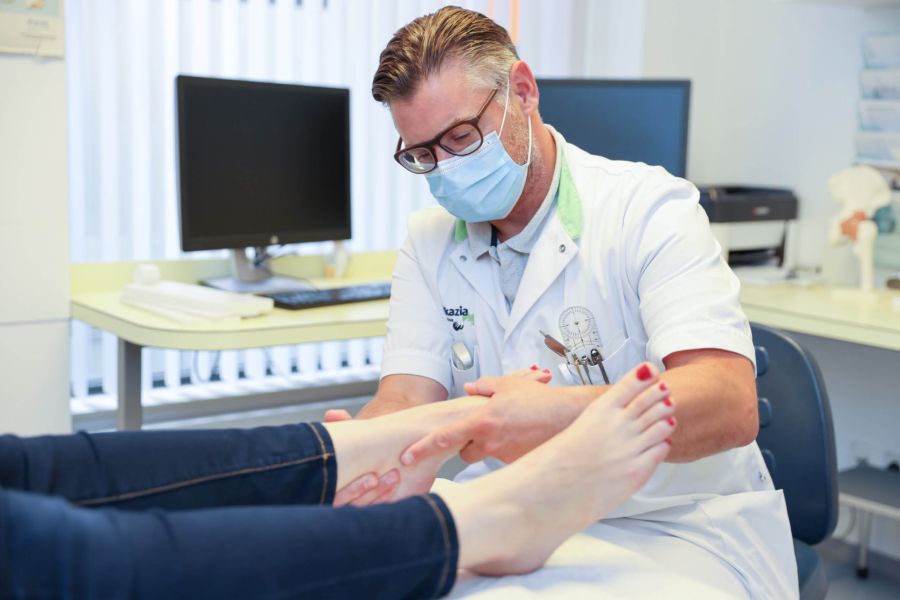 Kamiel Doorgeest, orthopedisch chirurg, aan het werk in het Ikazia Ziekenhuis