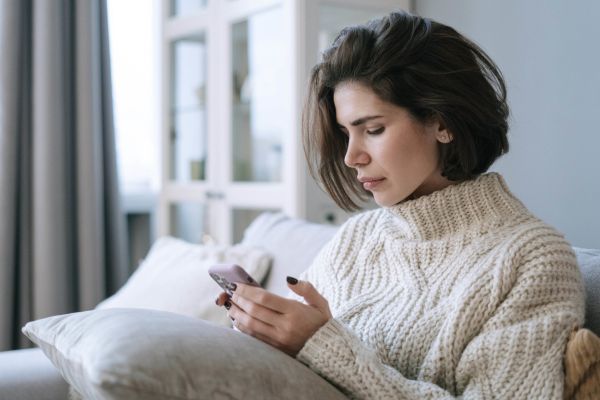 mevrouw met telefoon